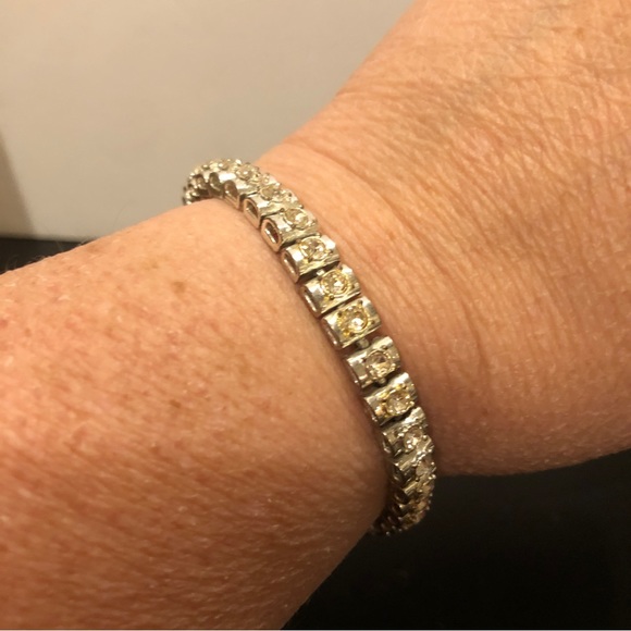 Avon Tennis Bracelet, silver tone with clear cut crystals, removable link - Picture 1 of 10